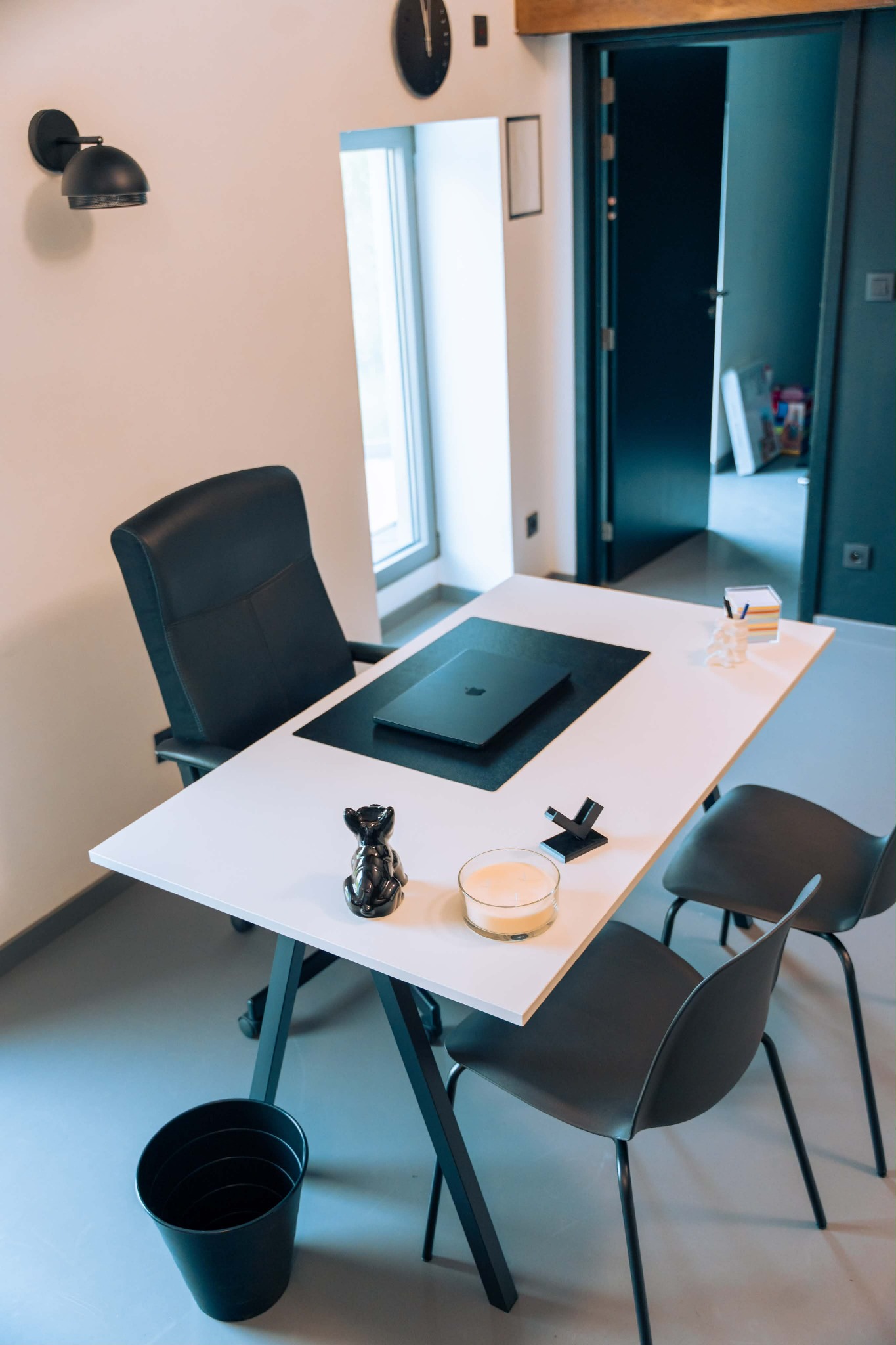 Table et sièges dans l’espace de consultation